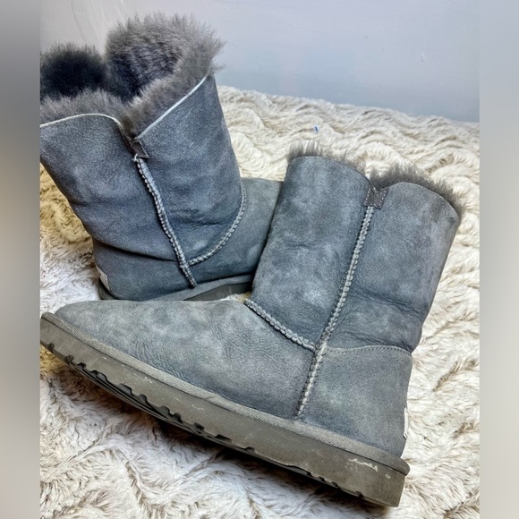 UGG Bailey Button Suede Gray Color Boots 
Warm Cozy Stylish 
Women’s Size 8 - Picture 2 of 9